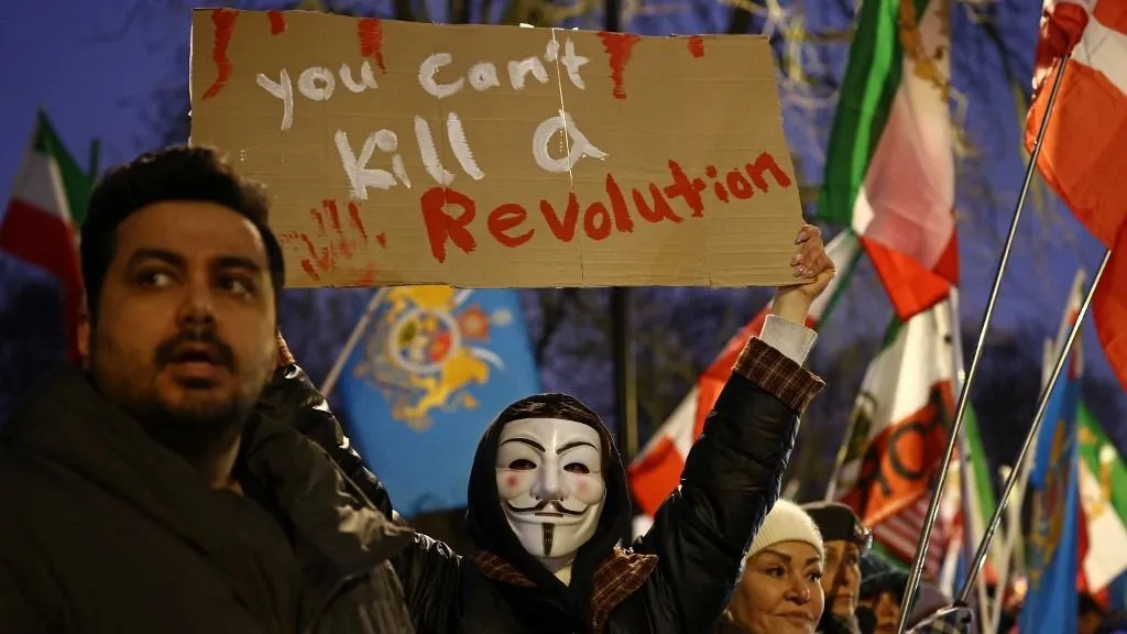 Irán: folytatódik az internetblokád, az ajatollah keményebb fellépéssel fenyeget, olaj