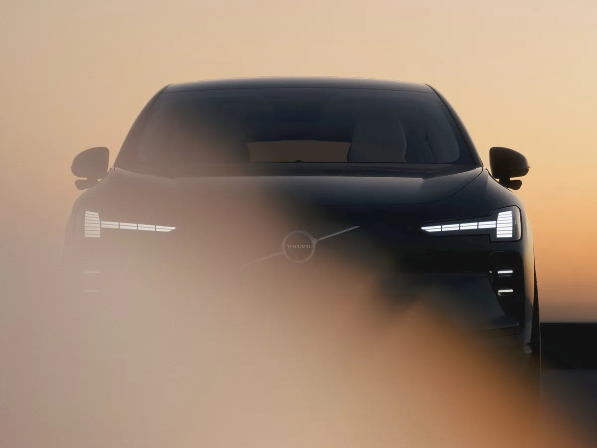 Ez a sejtelmes kép van a Volvo EX60-ról a világpremier előtt.