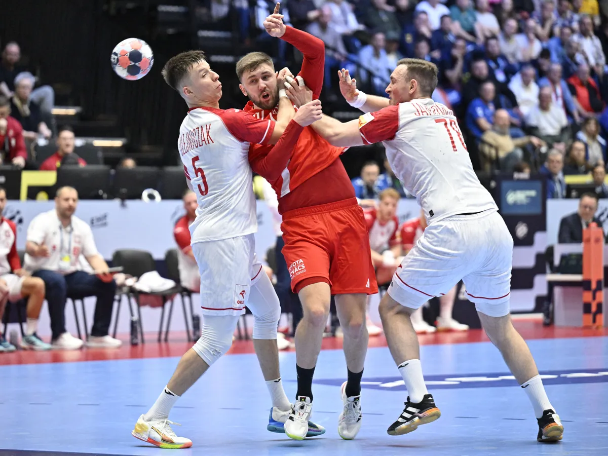 A lengyel kézilabda-válogatott játékosát (jobbra) két meccsre tiltották el