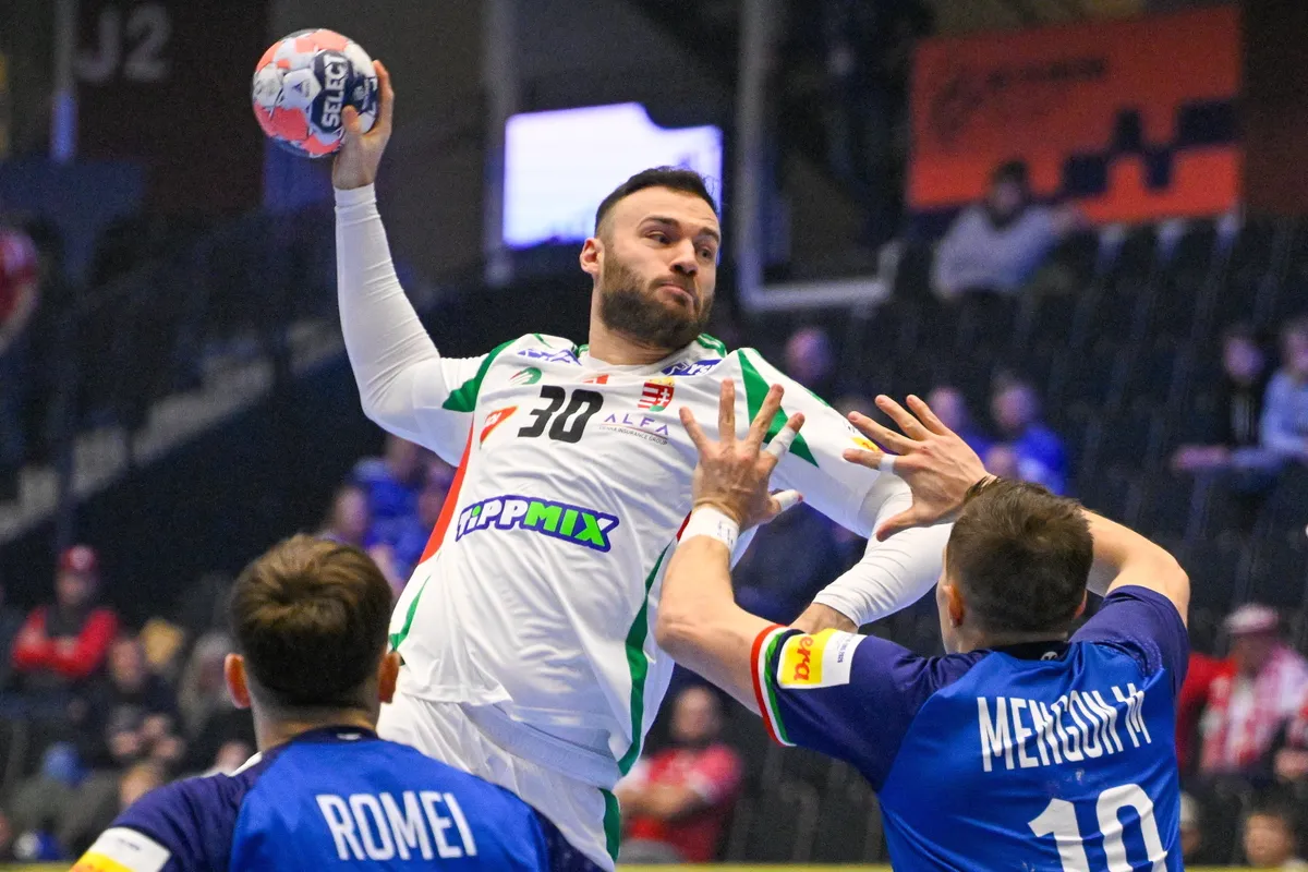 Kristianstad, 2026. január 18.
Szita Zoltán (k), valamint az olasz Tommaso Romei (b) és Marco Mengon a dán-norvég-svéd közös rendezésű férfi kézilabda-Európa-bajnokság F csoportjának második fordulójában játszott Magyarország - Olaszország mérkőzésen a svédországi Kristianstad Arénában 2026. január 18-án.
MTI/Hegedüs Róbert