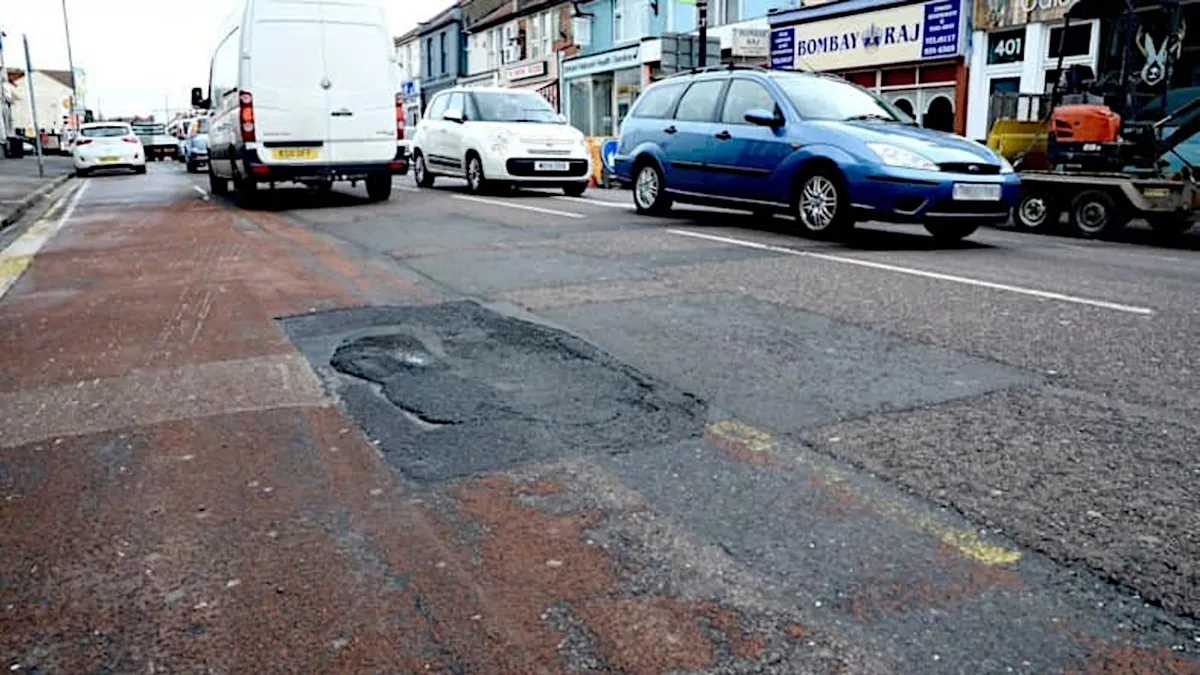 Négy év alatt kvázi megduplázódott a kátyúkárok száma Nagy-Britanniában.