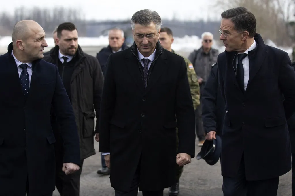 Mark Rutte NATO-főtitkár zágrábi látogatásán hangsúlyozta, hogy Ukrajna biztonsága a NATO biztonságát jelenti, és szerinte Ukrajna jövőbeli NATO-tagsága „már visszafordíthatatlan”.  (Fotó: STRINGER / AFP)