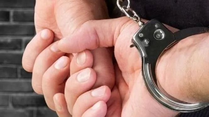 A NAV és a rendőrség munkatársai a férfi lakásán foglalták le a fegyvereket