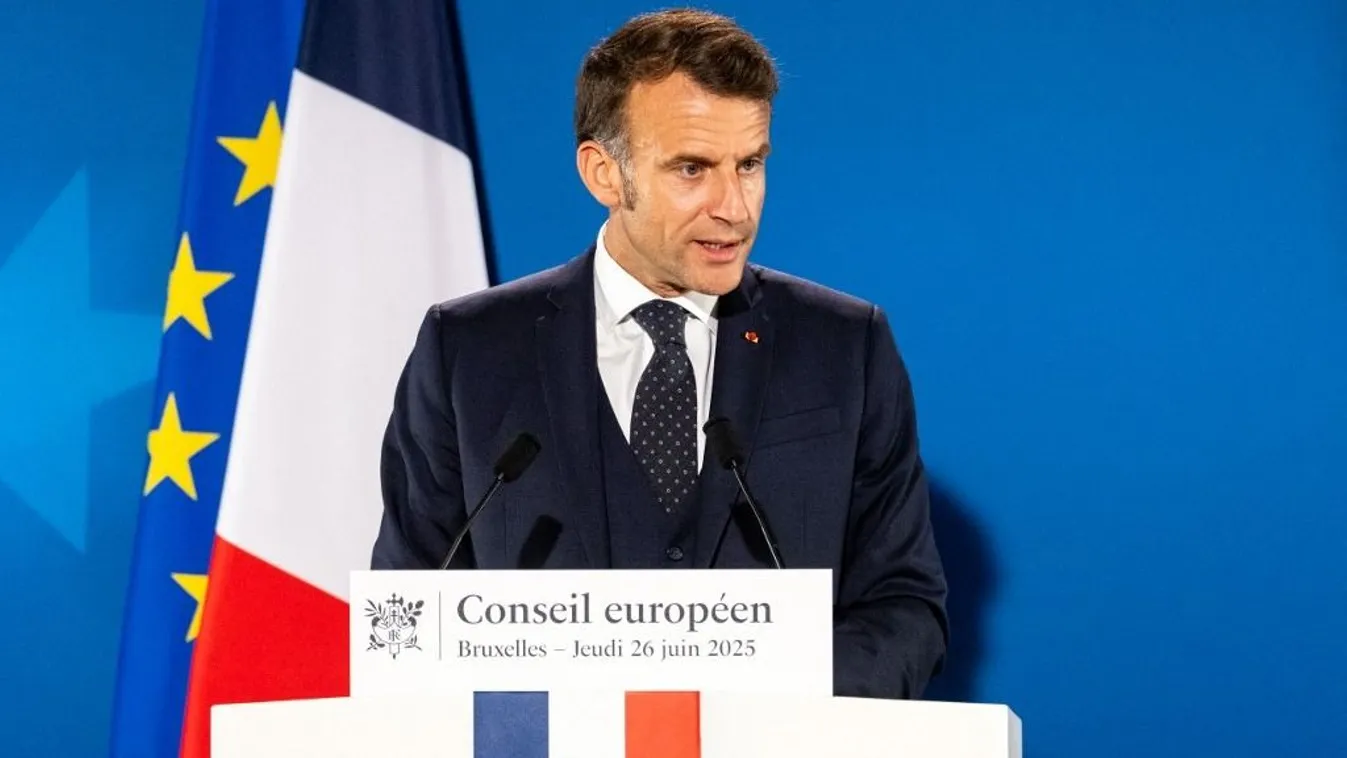 Botrányos: Macron bemutatott Trumpnak Kép