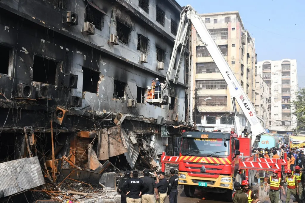 KARACHI, PAKISTAN - JANUARY 19: Search and rescue works continue after a fire broke out at a shopping mall in Karachi, Pakistan on January 19,2026. More than 65 missing people after a massive fire tore through a shopping mall in the historic downtown district, killing six and reducing parts of the building to rubble. Sabir Mazhar / Anadolu (Photo by Sabir Mazhar / Anadolu via AFP), tűz