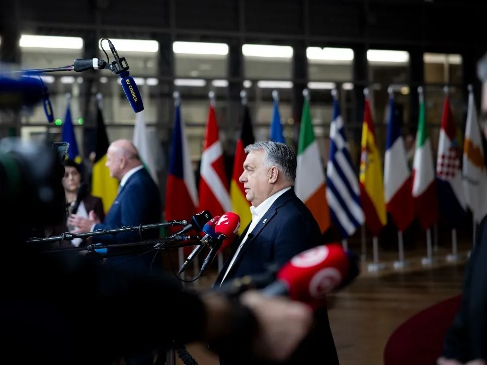 Orbán Viktor miniszterelnök nyilatkozik a sajtó képviselőinek az uniós tagállamok csúcstalálkozója után Brüsszelben 2025. december 19-én hajnalban.
MTI/Miniszterelnöki Kommunikációs Főosztály/Fischer Zoltán