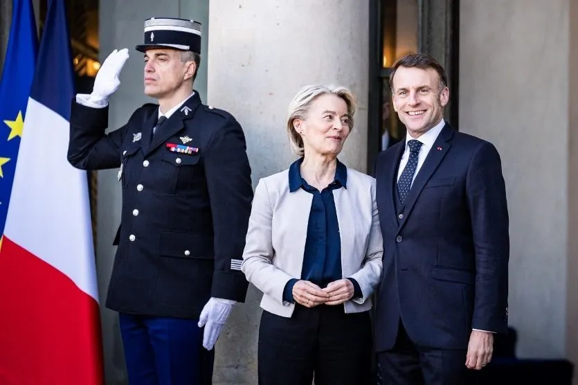 Két nappal a hajlandók koalíciójának ülése előtt, Emmanuel Macron felhívására Párizsban ülésezett a francia politikai elit