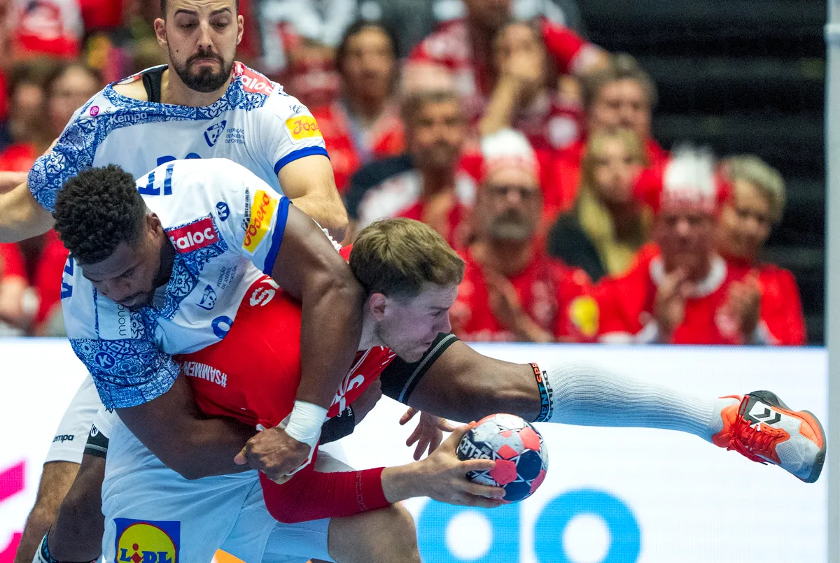 Denmark's Simon Pytlick is stopped by Portugal's Victor Iturriza (L) and Miguel Neves (up) during the EHF Euro 2026 Group B preliminary round handball match between Denmark and Portugal in Herning on January 20, 2026. (Photo by Bo Amstrup / Ritzau Scanpix / AFP) / Denmark OUT