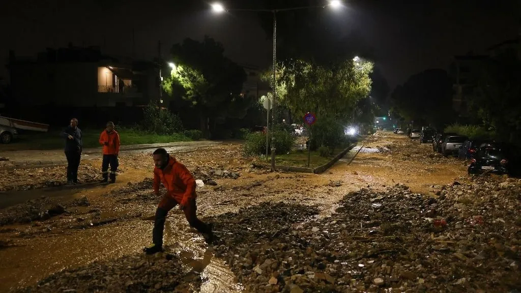 Heves esőzések pusztítanak Görögországban, ATHENS, GREECE - JANUARY 21: Aftermath of severe flooding is seen in the Glyfada district, where extreme weather causes widespread damage following heavy rainfall, in Athens, Greece, on January 21, 2026. One woman lost her life in the flooding, according to local authorities. Costas Baltas / Anadolu (Photo by COSTAS BALTAS / Anadolu via AFP)