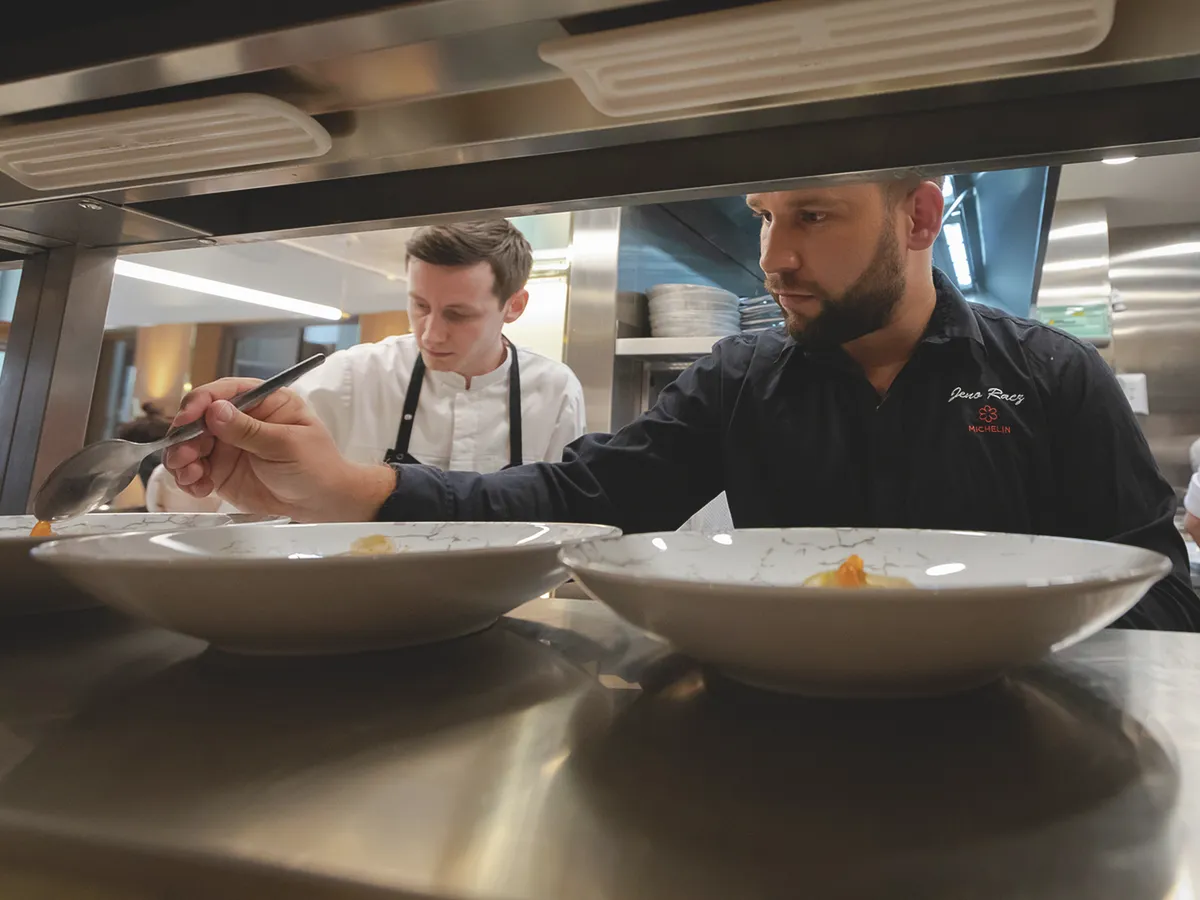 Rácz Jenő, RáczJenő, világ legjobb konyhapultos éttermei,szakács, séf, Rumour étterem, Michelin 