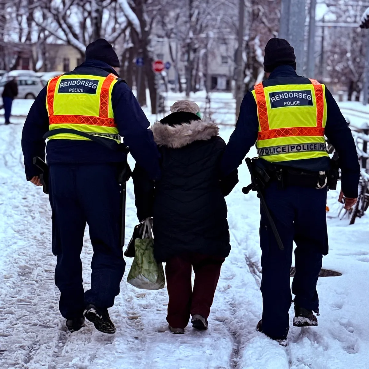 Budapest, 2026. január 7.
A Belügyminisztérium által 2026. január 7-én közreadott képen rendőrök kísérnek egy járókelőt a havas járdán a havazás miatt megnövekedett feladatok ellátása közben.
MTI/Belügyminisztérium