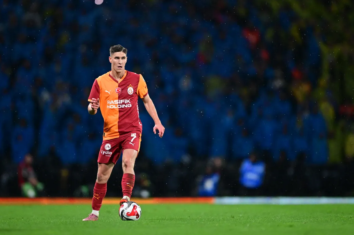 ISTANBUL, TURKIYE - JANUARY 10: Galatasaray player Roland Sallai (7) plays during the Turkcell Super Cup final against Fenerbahce at Ataturk Olympic Stadium in Istanbul, Turkiye, on January Abdulhamid Hosbas / Anadolu (Photo by ABDULHAMID HOSBAS / Anadolu via AFP)