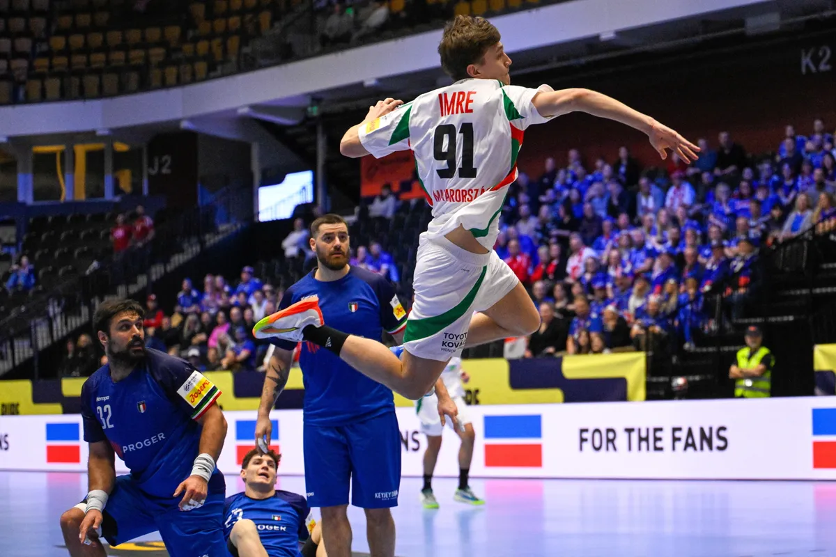 Kristianstad, 2026. január 18.
Imre Bence a dán-norvég-svéd közös rendezésű férfi kézilabda-Európa-bajnokság F csoportjának második fordulójában játszott Magyarország - Olaszország mérkőzésen a svédországi Kristianstad Arénában 2026. január 18-án.
MTI/Hegedüs Róbert