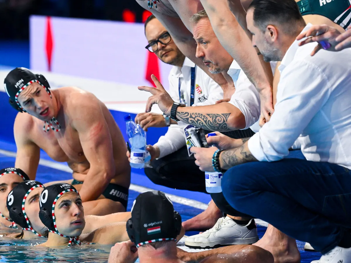 Belgrád, 2026. január 25.
Varga Zsolt szövetségi kapitány (j2) a belgrádi férfi vízilabda Európa-bajnokság döntőjében játszott Szerbia - Magyarország mérkőzésen a Belgrade Arenában 2026. január 25-én.
MTI/Czeglédi Zsolt