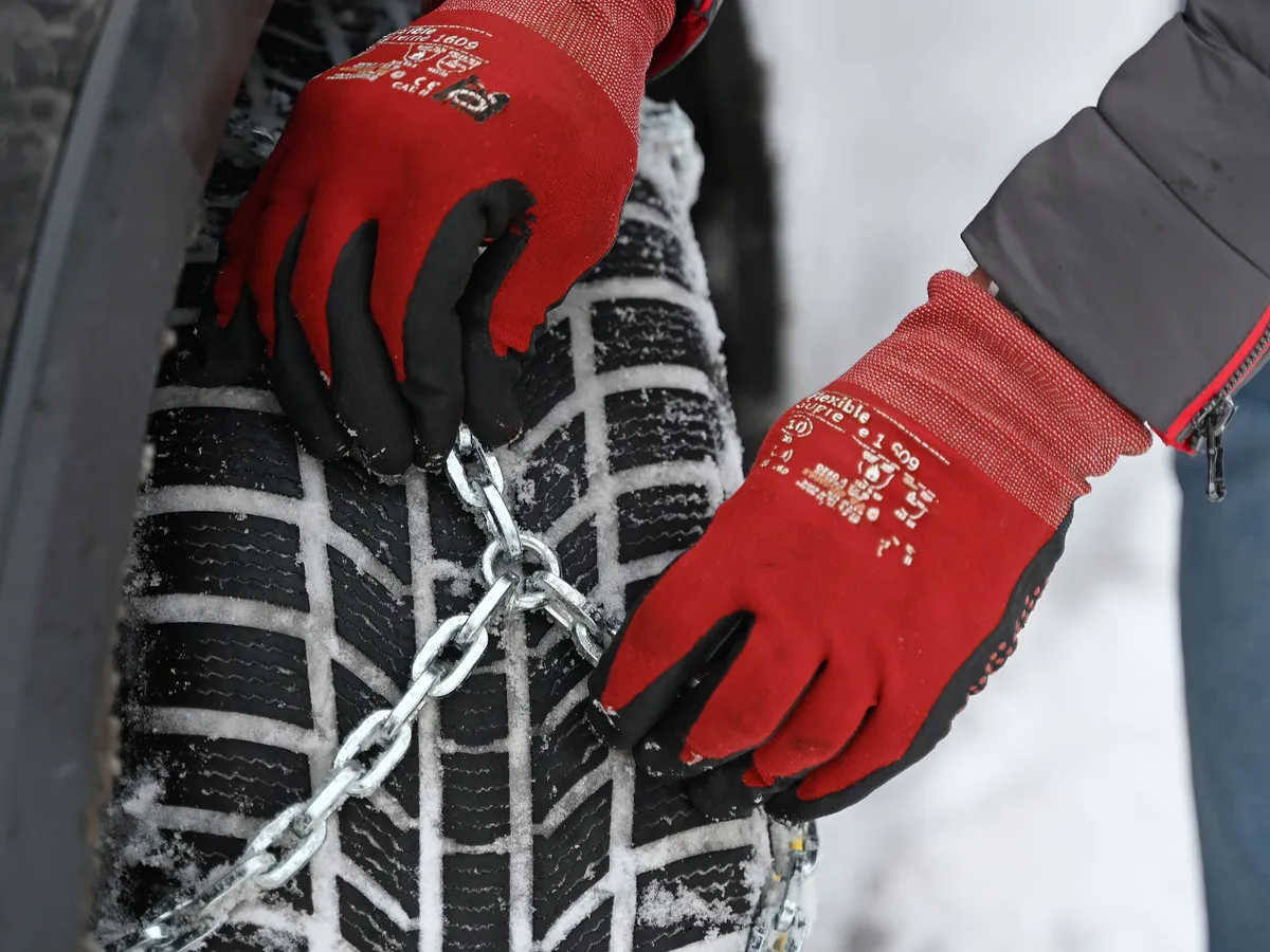 Téli utazás autóval: A csomagtartóban télen kötelező helye van a hóláncnak