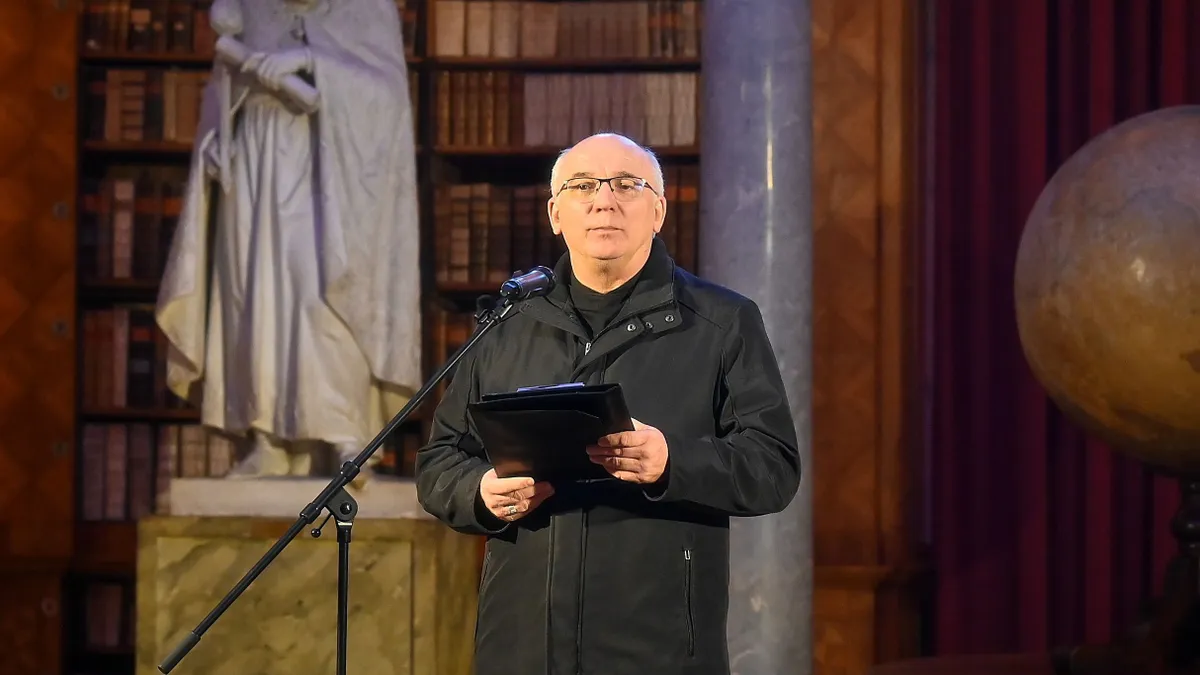 Pannonhalma, 2026. január 20.
Hortobágyi T. Cirill főapát a Pannonhalmi Főapátsági Könyvtár újranyitásáról tartott sajtótájékoztatón 2026. január 20-án. Nyolc hónapnyi munkával sikerült megmenteni a könyvtár állományát a kenyérbogár-fertőzéstől, így a klasszicista teremkönyvtár ismét fogad látogatókat.
MTI/Krizsán Csaba