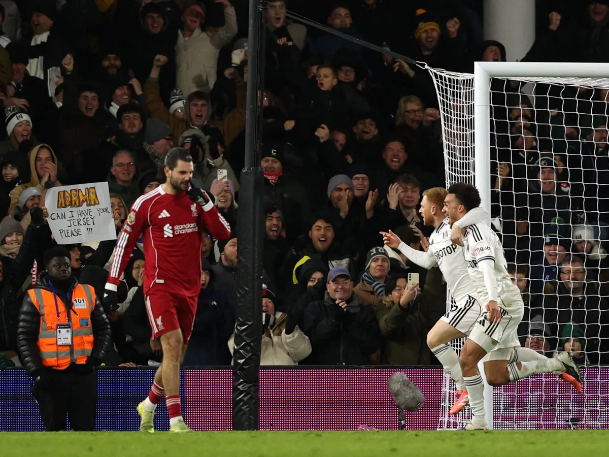 Fulham's English midfielder #06 Harrison Reed (C) celebrates scoring their second goal late in injury time to equalise 2-2 during the English Premier League football match between Fulham and Liverpool at Craven Cottage in London on January 4, 2026. (Photo by Adrian Dennis / AFP) / RESTRICTED TO EDITORIAL USE. No use with unauthorized audio, video, data, fixture lists, club/league logos or 'live' services. Online in-match use limited to 120 images. An additional 40 images may be used in extra time. No video emulation. Social media in-match use limited to 120 images. An additional 40 images may be used in extra time. No use in betting publications, games or single club/league/player publications. / 