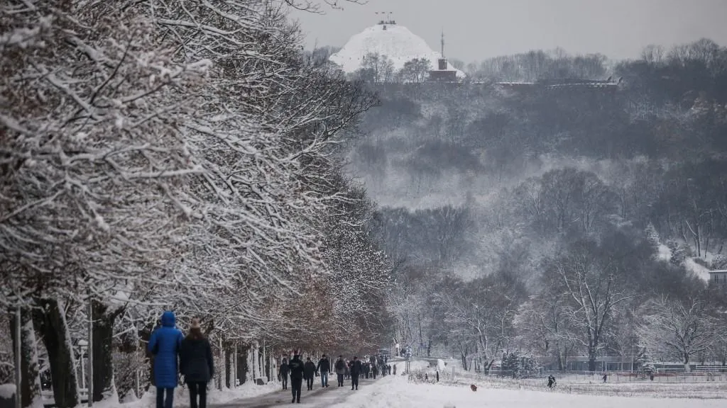 európai hóhelyzet - People are strolling at Blonia Park after the first significant snowfall of the season has hit Krakow, Poland on November 23, 2025. Winter weather with heavy snow and low temperatures has gripped the south and southeast of the country. (Photo by Beata Zawrzel/NurPhoto) (Photo by Beata Zawrzel / NurPhoto via AFP)