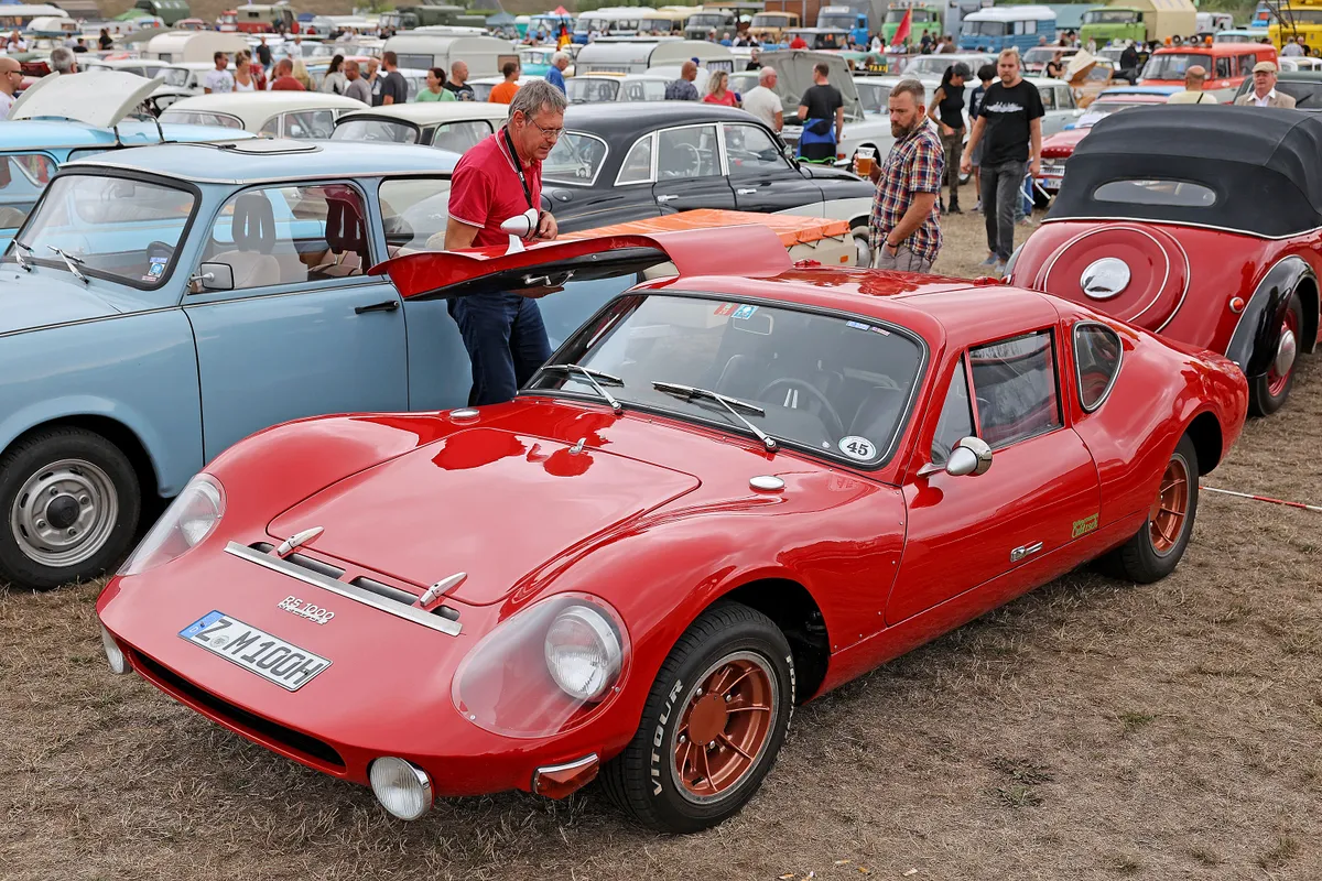 27 August 2022, Saxony-Anhalt, Magdeburg: A Wartburg Melkus "RS 1000" stands on the exhibition grounds of the 23rd Ostmobil-Meeting (OMMMA) in the Elbauenpark. The organizers expect more than1,500 historic vehicles from the GDR and Eastern European production. Photo: Peter Gercke/dpa-Zentralbild/dpa (Photo by Peter Gercke/picture alliance via Getty Images), A kétütemű motoros Melkus RS1000 a keletnémet autóépÃtés gyöngyszeme volt