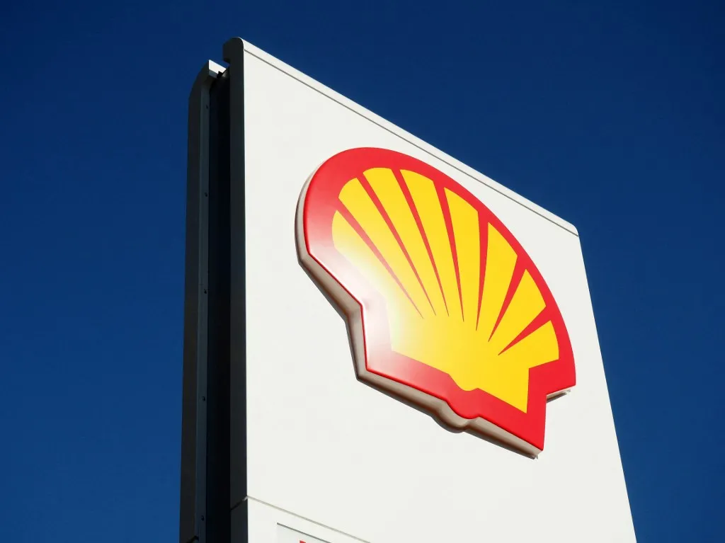 Az Ellenpont bemutatja a Shellt, ahonnan Kapitány István érkezett Magyar Péter mellé, The Royal Dutch Shell logo at a Shell petrol station in Berlin, pictured on October 11, 2015. Photo: Wolfram Steinbergl (Photo by Wolfram STEINBERG / dpa Picture-Alliance via AFP)