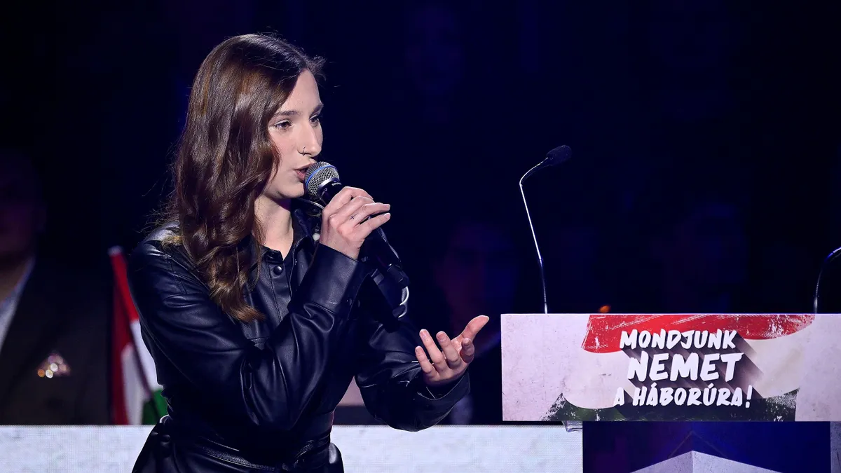 Sztárok érkeztek a békéscsabai gyűlésre, Orbán MMA-harccal is találkozott.