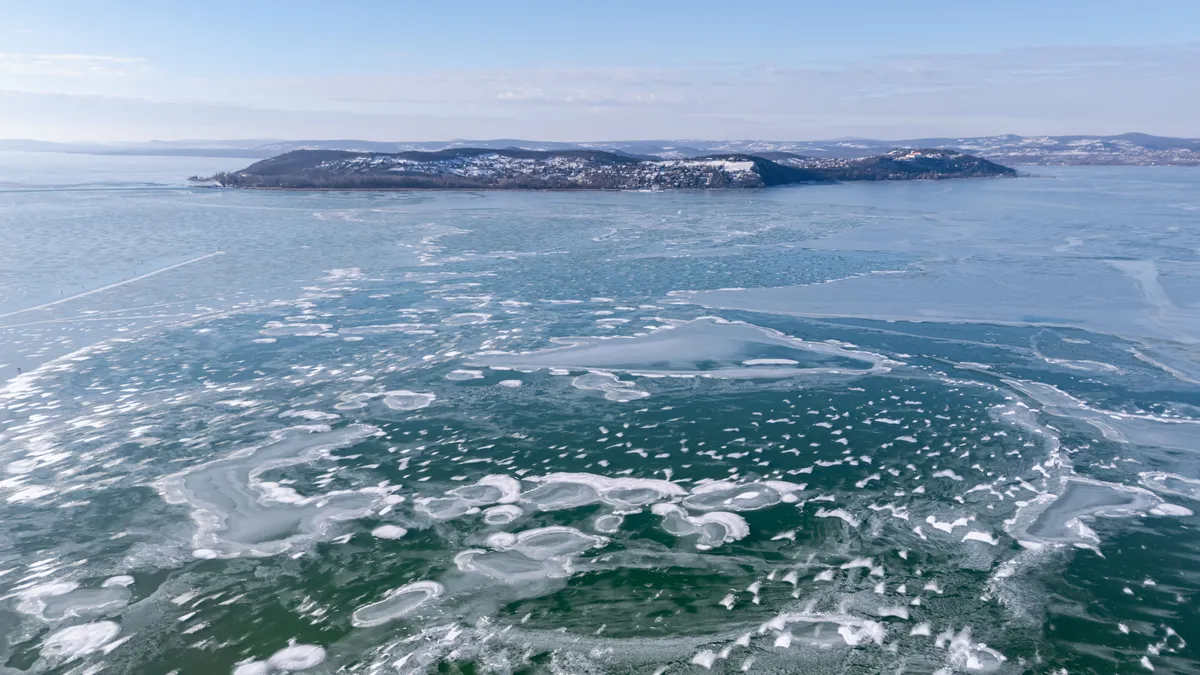 turizmus, Zamárdi, 2026. január 17.A drónnal készült felvételen a befagyott Balaton Zamárdinál 2026. január 17-én.MTI/Vasvári Tamás