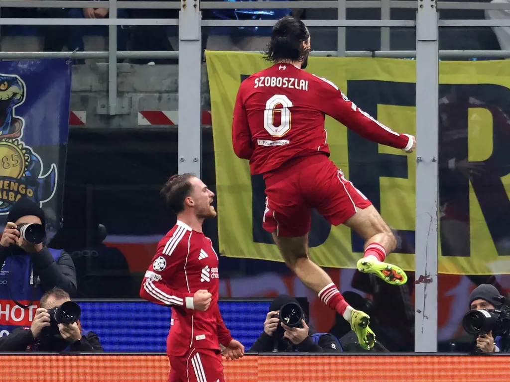 Szoboszlai Dominik, SzoboszlaiDominik, 
Milánó, 2025. december 10.
Szoboszlai Dominik, a Liverpool játékosa (j) csapattársával, Alexis Mac Allisterrel ünnepli büntetőből lőtt gólját a labdarúgó Bajnokok Ligája alapszakaszának 6. fordulójában játszott Int