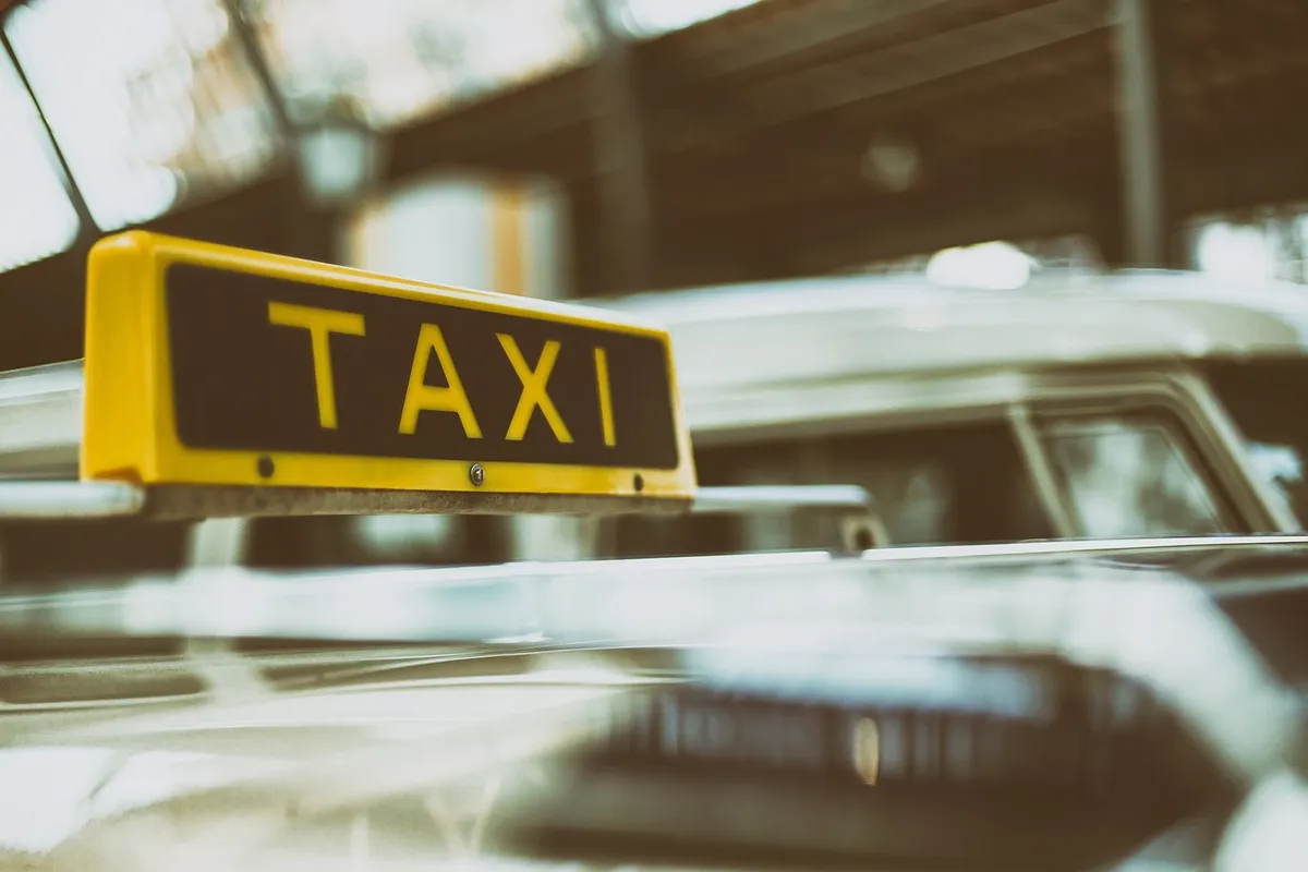 Holttestet találtak egy fővárosban parkoló taxiban (illusztráció)