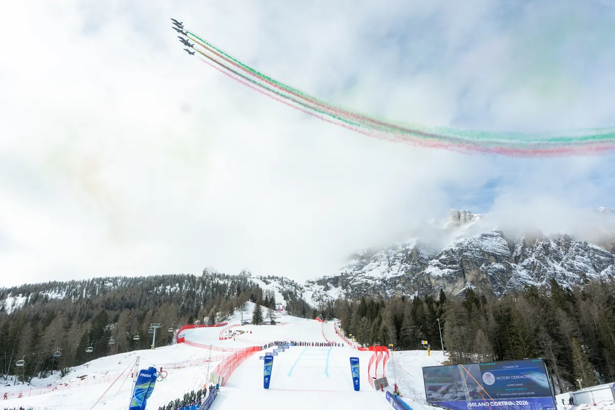 A Frecce Tricolori trikolór füstcsíkja Cortina felett: a téli olimpia látványból jeles, most már az a kérdés, mit hoz hosszú távon az olaszoknak a milánói–cortinai olimpia. Fotó: FOTO OLIMPIK / NurPhoto