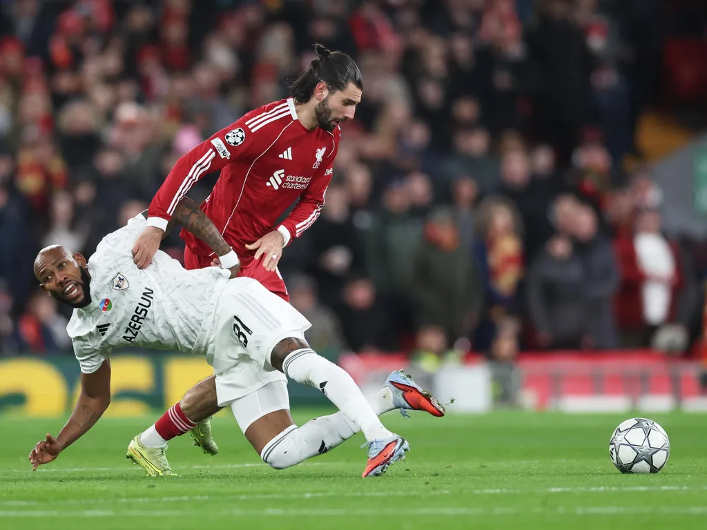 Szoboszlai Dominik, SzoboszlaiDominik, 
Liverpool, 2026. január 28.
Szoboszlai Dominik, a Liverpool (j) és Kevin Medina, a Qarabag játékosa a labdarúgó Bajnokok Ligája alapszakaszának 8. fordulójában játszott Liverpool - Qarabag mérkőzésen Liverpoolban 2