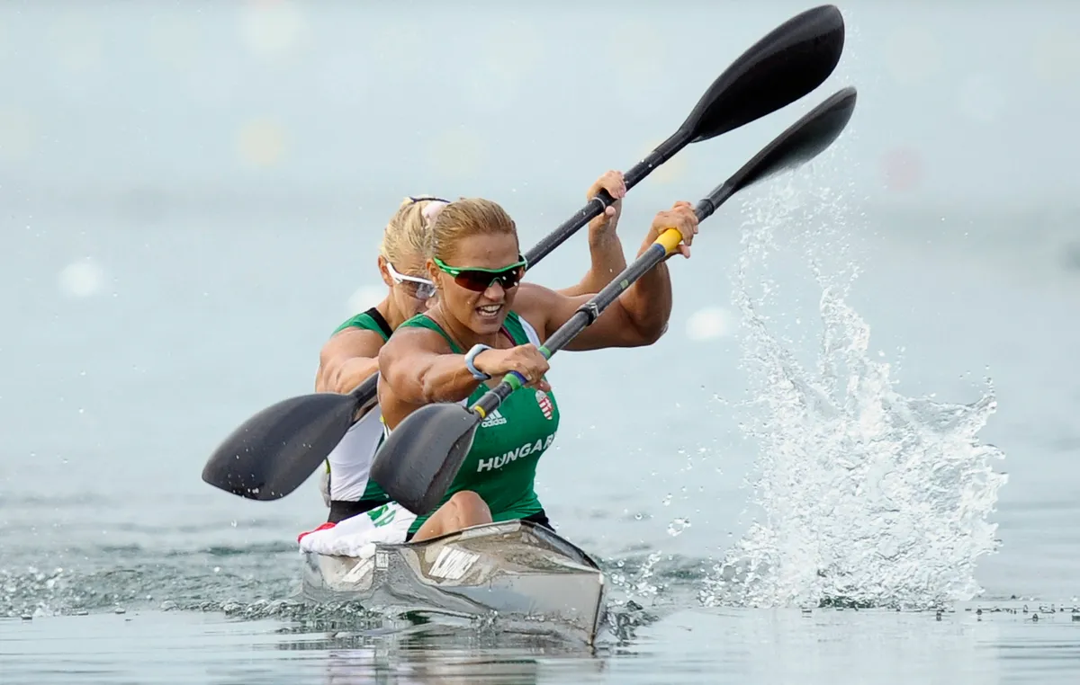 Hungary´s Katalin Kovacs and Natasa Janic compete during the women´s kayak double K2 500m finals of the 2008 Beijing Olympic Games at the Shunyi Rowing, Canoe and kayak Park in Beijing on August 23, 2008.  Hungary won the gold, while Poland and France took silver and bronze respectively.   AFP PHOTO / DDP / MICHAEL KAPPELER (Photo by MICHAEL KAPPELER / AFP)