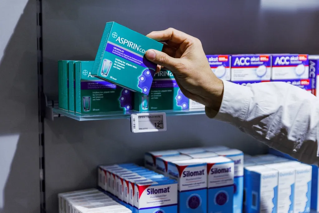 aszpirin PRODUCTION - 29 September 2025, Berlin: A pharmacist reaches for a pack of painkillers in the Kaufpark pharmacy in Ahrensfelde. Preparations for colds, fever and pain are among the best-selling products in the fall and winter season. Photo: Carsten Koall/dpa (Photo by CARSTEN KOALL / dpa Picture-Alliance via AFP)