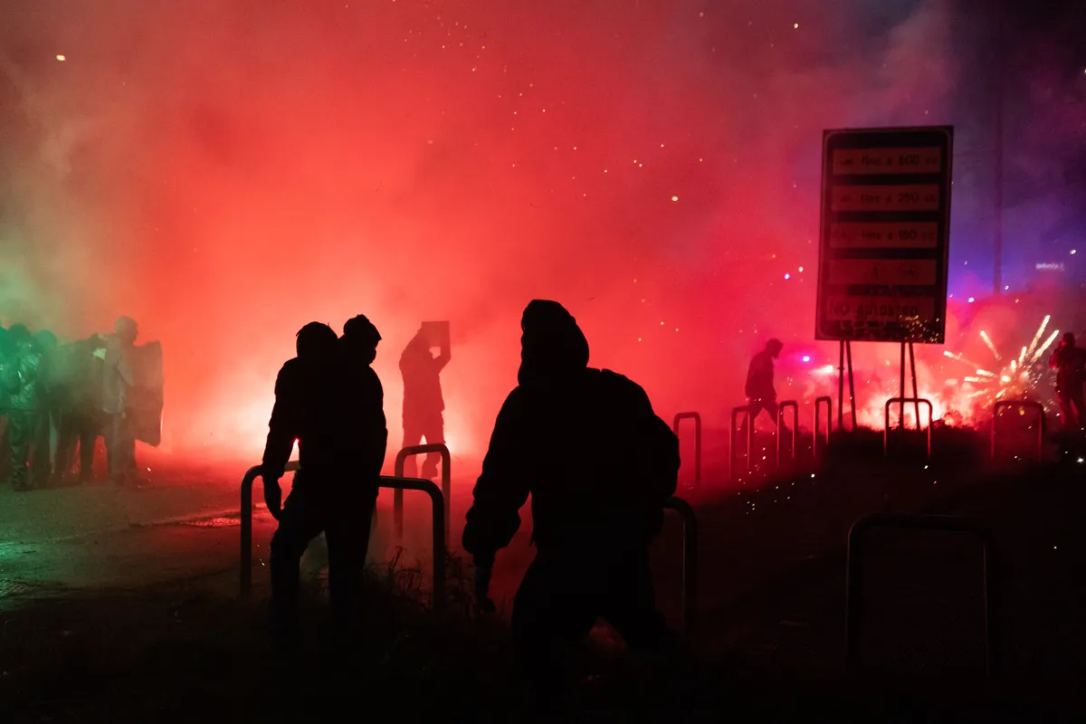 Tiltakozók ezrei vonultak Milánó utcáira 2026. február 7-én, a Milano Cortina téli olimpia elleni demonstráción. A tüntetők füstbombákkal és transzparensekkel fejezték ki nemtetszésüket a játékok rendezése ellen Fotó: ANDREA CARRUBBA / ANADOLU