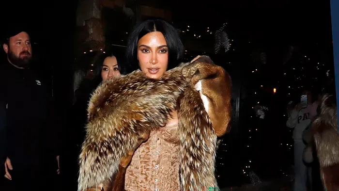 Kim Kardashian testét csak egy darab csipke tartotta egyben – perzselően szexi képek