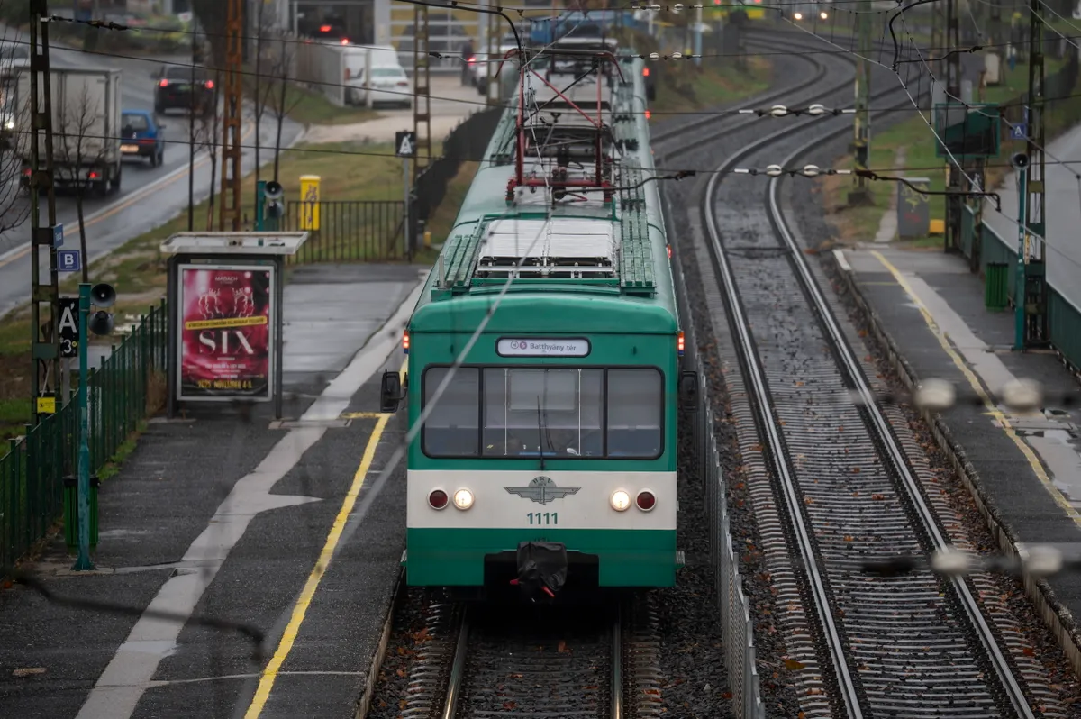 Budapest, 2025. november 21.
A szentendrei (H5-ös) HÉV megállója Budapesten, a Tímár utcánál 2025. november 21-én. Hegyi Zsolt, a MÁV-csoport vezérigazgatója bejelentette: negyven év után megújul a H5-ös HÉV. A cél az, hogy elinduljon a teljes budapesti HÉV-hálózat fejlesztése, melynek első eleme, a szentendrei vonal 2029-re valódi elővárosi vasútként születik újjá. 
MTI/Balogh Zoltán