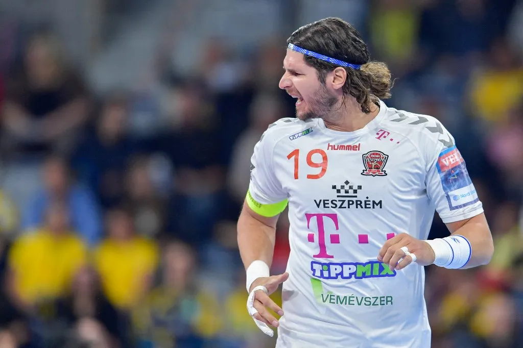 21 November 2018, Baden-Wuerttemberg, Mannheim: Handball: Champions League, Rhein-Neckar Löwen - Telekom Veszprem, Group phase, Group A, 9th matchday. Veszprems Laszlo Nagy cheers over a gate. Photo: Uwe Anspach/dpa (Photo by UWE ANSPACH / dpa Picture-Alliance via AFP)