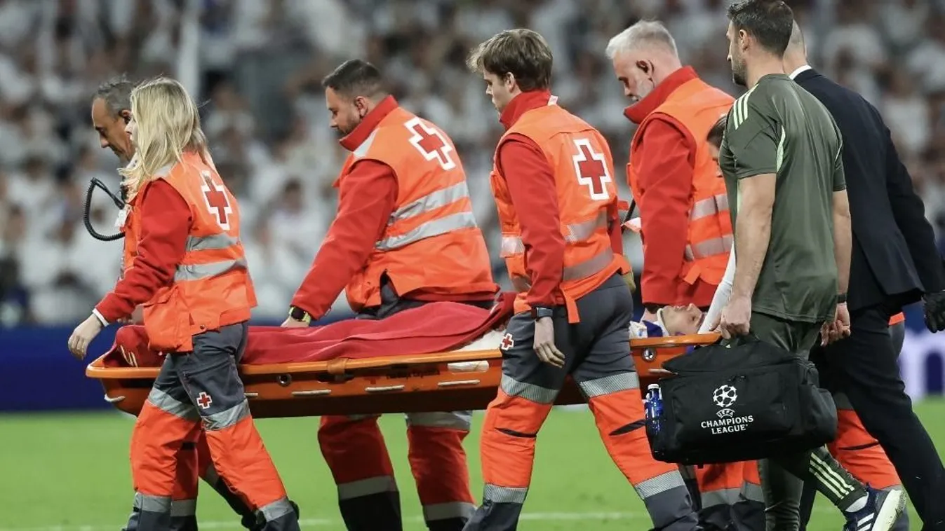 A Real Madrid focistáját nyakmerevítőben, hordágyon vitték le a pályáról Kép