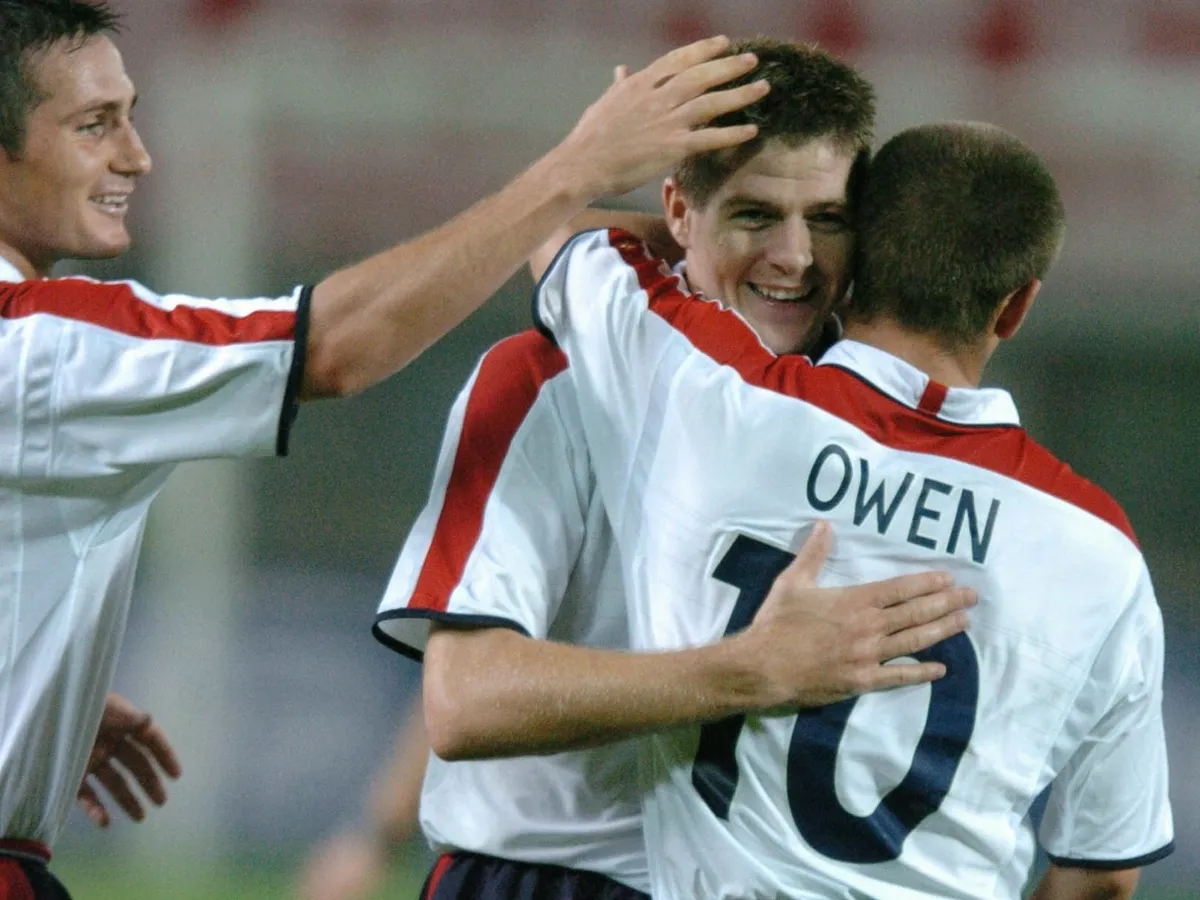 Frank Lampard (L), Steven Gerrard (C) and Michael Owen celebrate England's goal during the FIFA World Cup 2006 quallifing match between Austria and England in Vienna 04 September 2004 . (Photo by JOE KLAMAR / AFP)