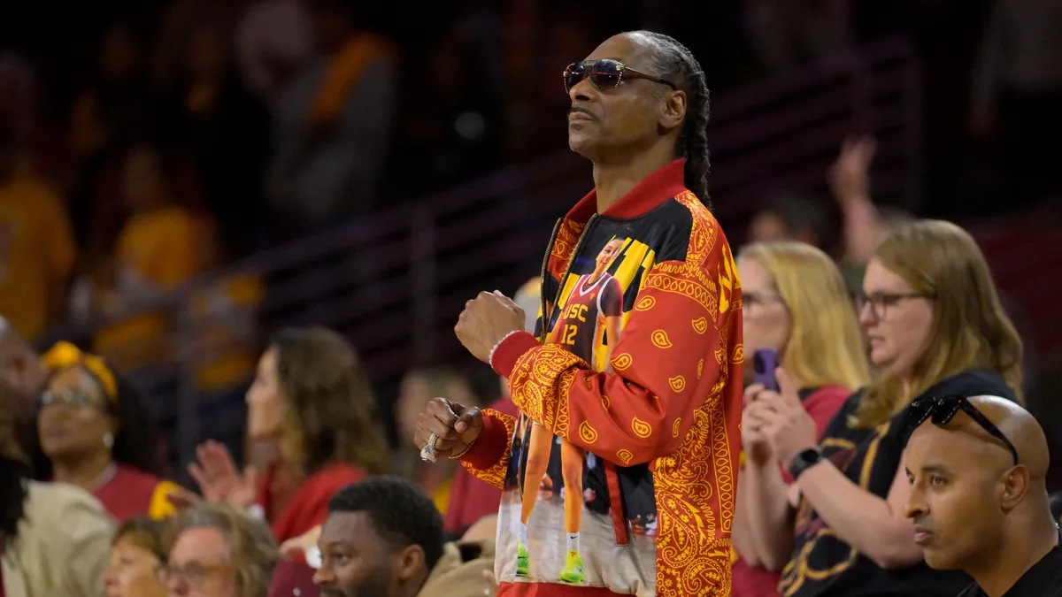 Zseniális videón, ahogy Snoop Dog szenved a curlinggel!