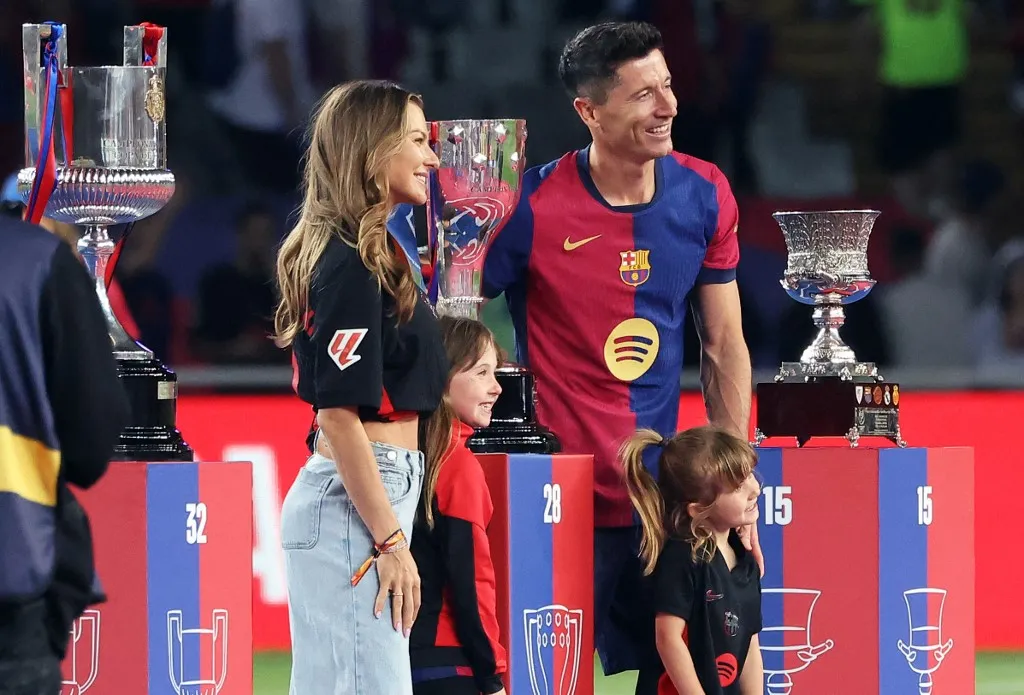 Robert Lewandowski és családja és jól érzi magát Barcelonában. A lengyel csatár nem kér a szaúdi milliókból, s Anna szerint a nyáron távozik a Barcától
