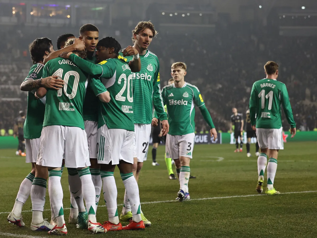 Newcastle United's English midfielder #10 Anthony Gordon celebrates with teammates after scoring the team's fifth goal from the penalty spot during the UEFA Champions League knockout phase play-off first leg football match between Qarabag and Newcastle at the Tofiq Bahramov Republican Stadium in Baku on February 18, 2026. (Photo by Giorgi ARJEVANIDZE / AFP)