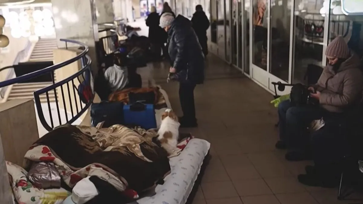 Kijevi lakosok metróállomásokon húzódnak meg, miközben újraindulnak az orosz légicsapások (Forrás: Youtube)