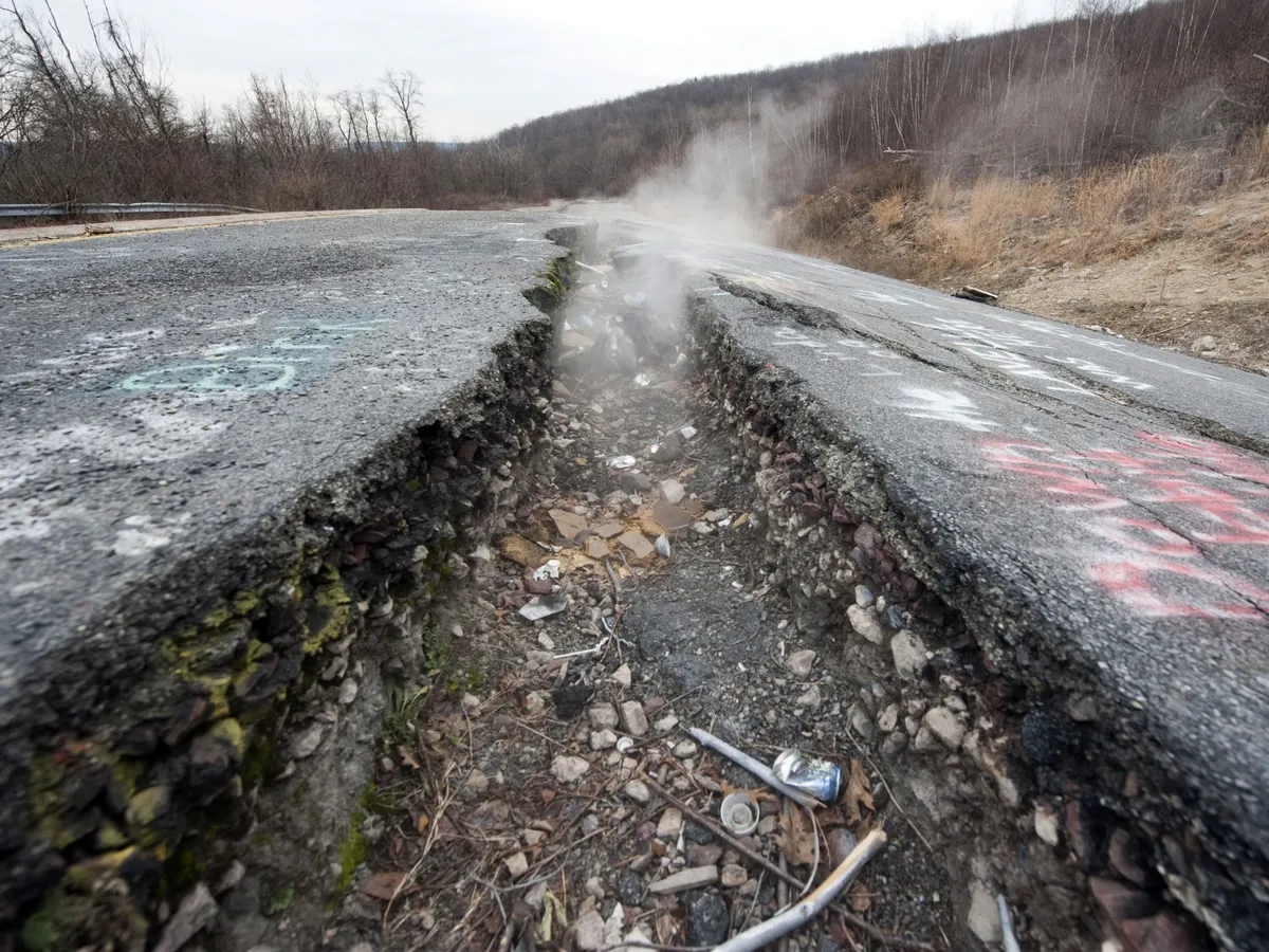 Füst száll fel egy nagy repedésből a 61-es számú főúton, Centralia városában, Pennsylvaniában.