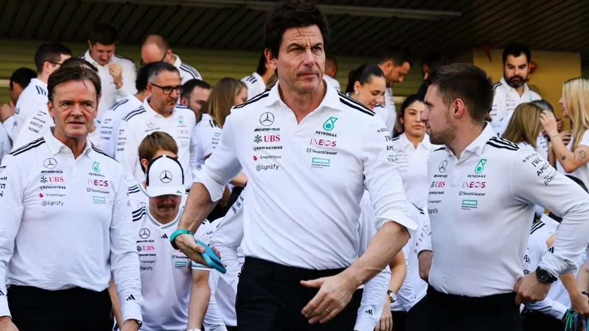 „Szedjétek már össze magatokat!” – keményen odaszúrt a Mercedes csapatfőnöke a riválisoknak