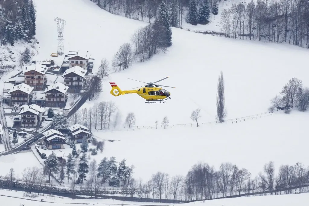 Rescuers pilot a helicopter to retrieve Norway's Fredrik Moeller after he crashed during the first official training for the men's downhill alpine skiing event ahead of the Milano Cortina 2026 Winter Olympic Games at the Stelvio Ski Centre in Bormio (Valtellina) on February 4, 2026. (Photo by Dimitar DILKOFF / AFP)