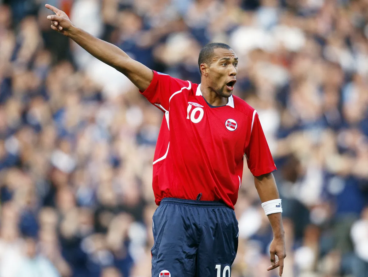 Norway's John Carew reacts to the referee against Scotland during their 2010 FIFA World Cup qualifier football match at Hampden Park, in Glasgow, Scotland on October 11, 2008. AFP PHOTO/PAUL ELLIS (Photo by PAUL ELLIS / AFP)