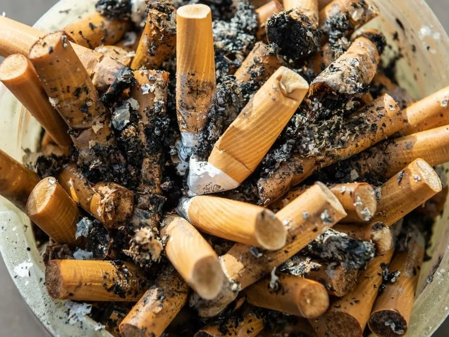 rák 17 December 2021, Baden-Wuerttemberg, Rottweil: An ashtray overflowing with cigarettes stands on a table. Photo: Silas Stein/dpa (Photo by Silas Stein / dpa Picture-Alliance via AFP)