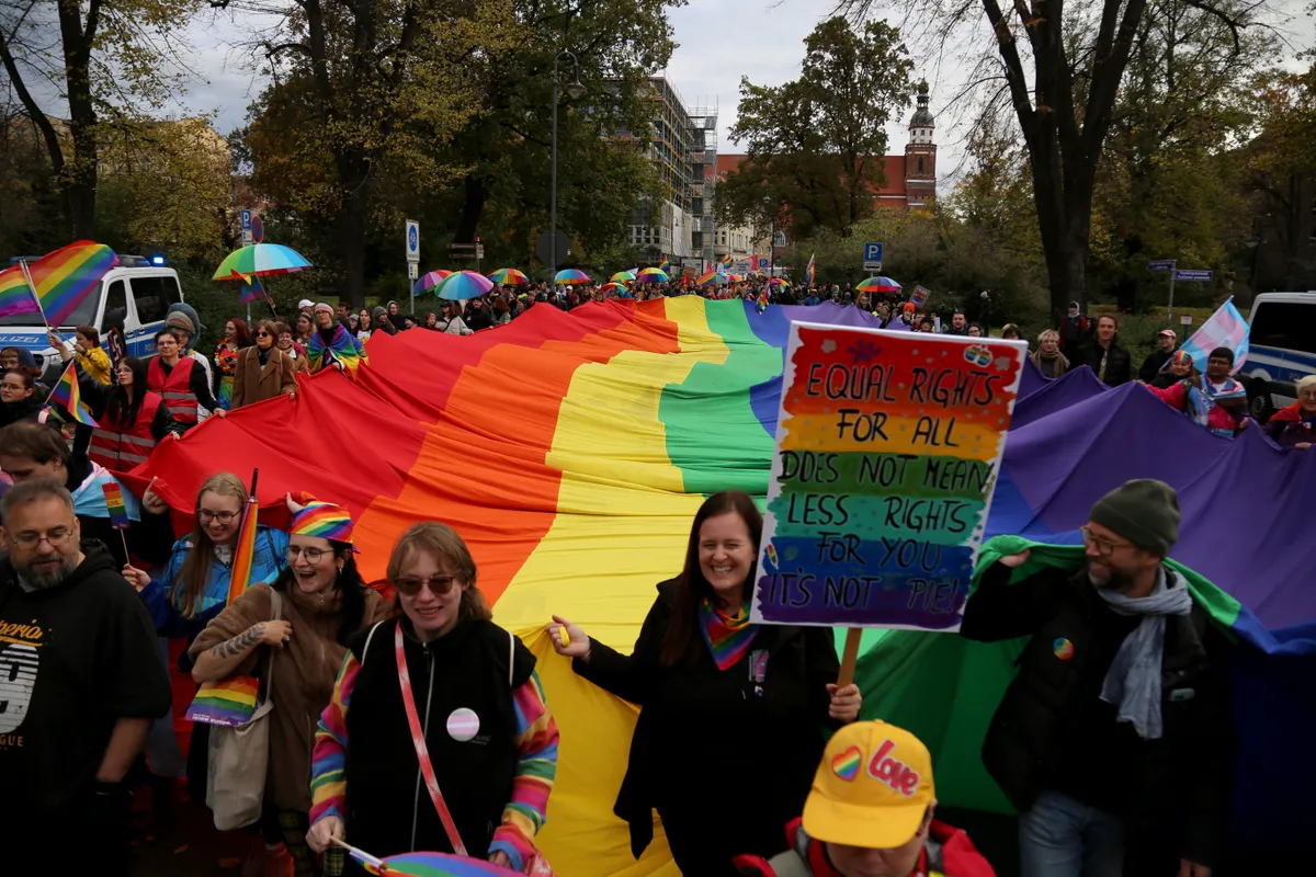 LMTBQ-felvonulás Németországban. A gyerekeket már transzneműekről és tanítanák