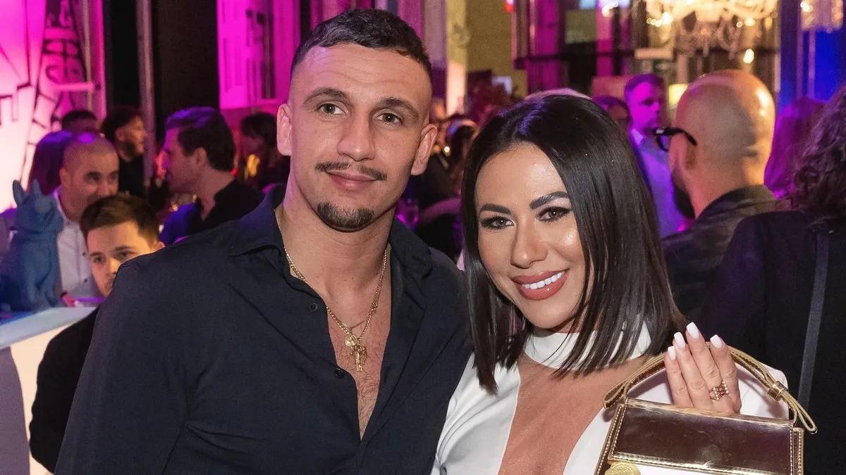 Megyeri Csilla és gyermekének apja egy eseményen elegáns öltözetben boldogan mosolyognak a kamerába.