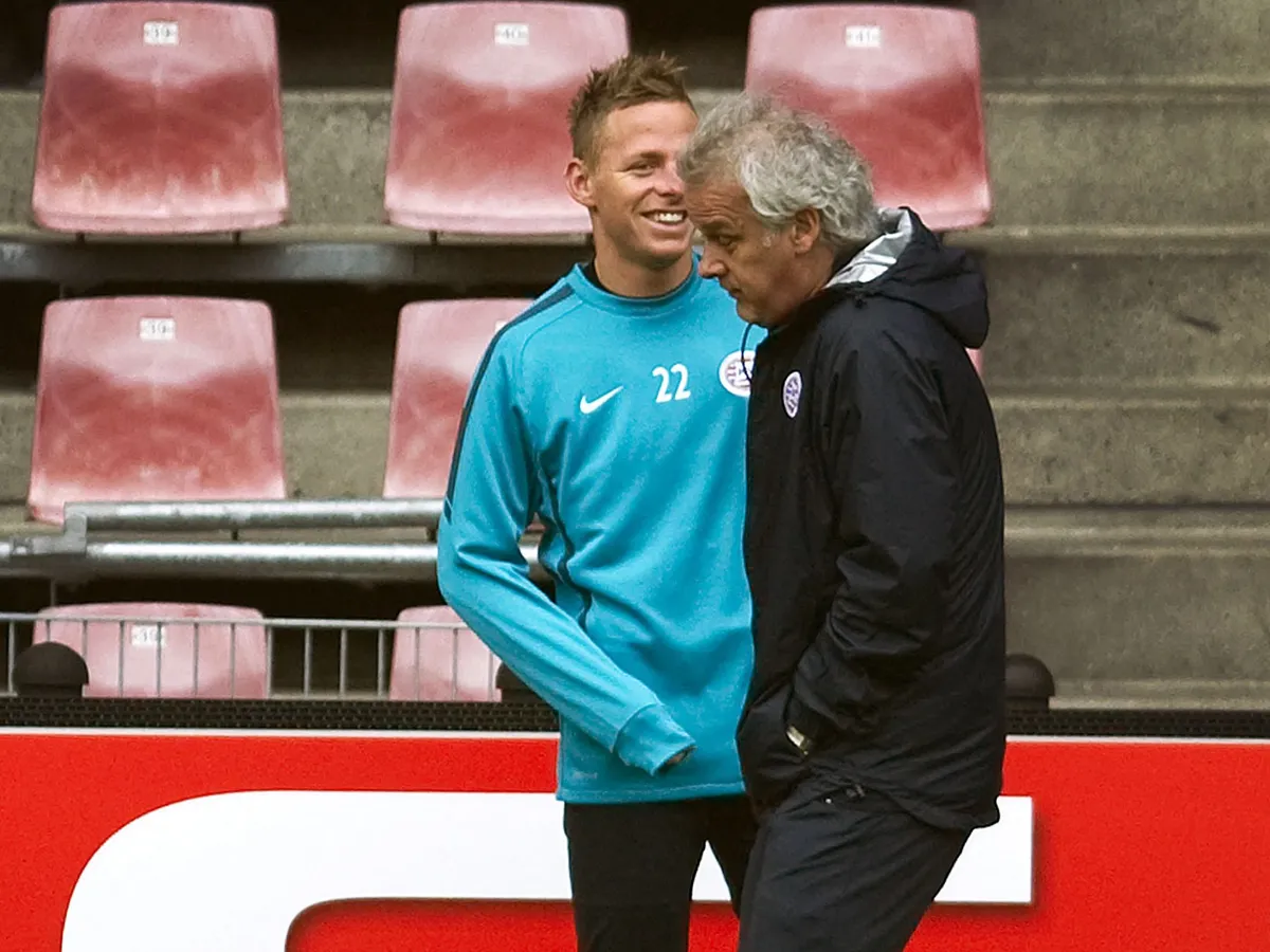 PSV's coach Fred Rutten (R) talks to player Balazs Dzsudzsak during a team practice at Philips Stadium in Eindhoven, The Netherlands, on March 9, 2011 on the eve of the UEFA Europa League football match against Glasgow Rangers.     AFP PHOTO / ANP / TOUSSAINT KLUITERS    -- The Netherlands out - Belgium out -- (Photo by ANP / AFP)
